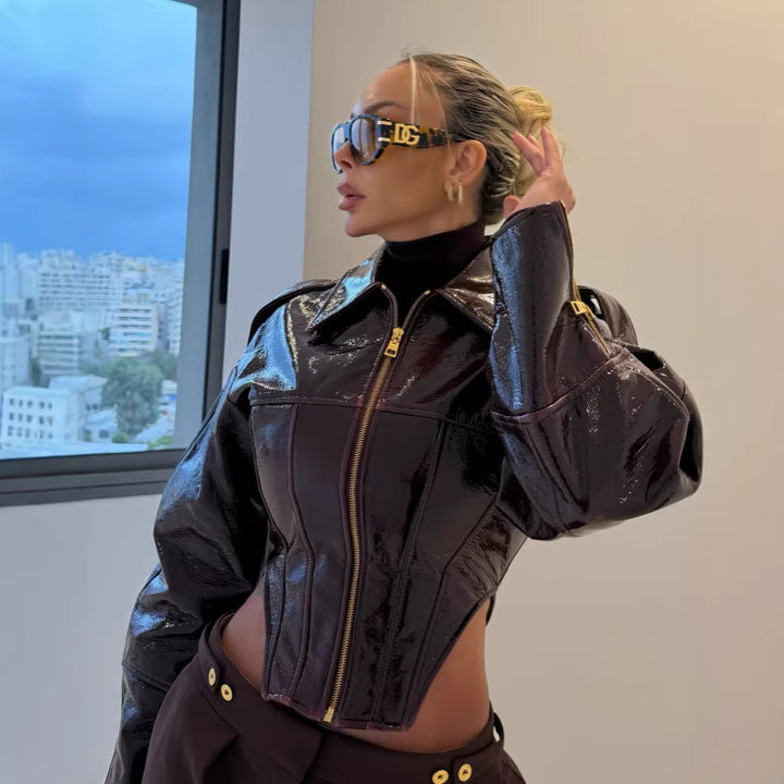 Damen Kurz geschnittene taillierte Bikerjacke aus Lederimitat mit Korselett-Nähten und Schulterklappen Echoarchiv