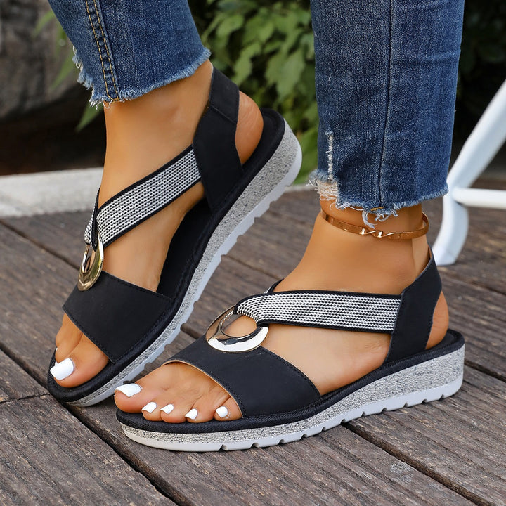 Damen Bequeme Keil‑Sandalen mit Zehensteg, elastischem Riemen und dekorativem Metallring – Sorelia