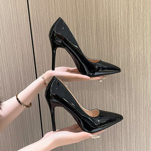 Damen Braut-Lackleder Pumps mit spitzer Zehenform und schlankem Stilettoabsatz – Lioré