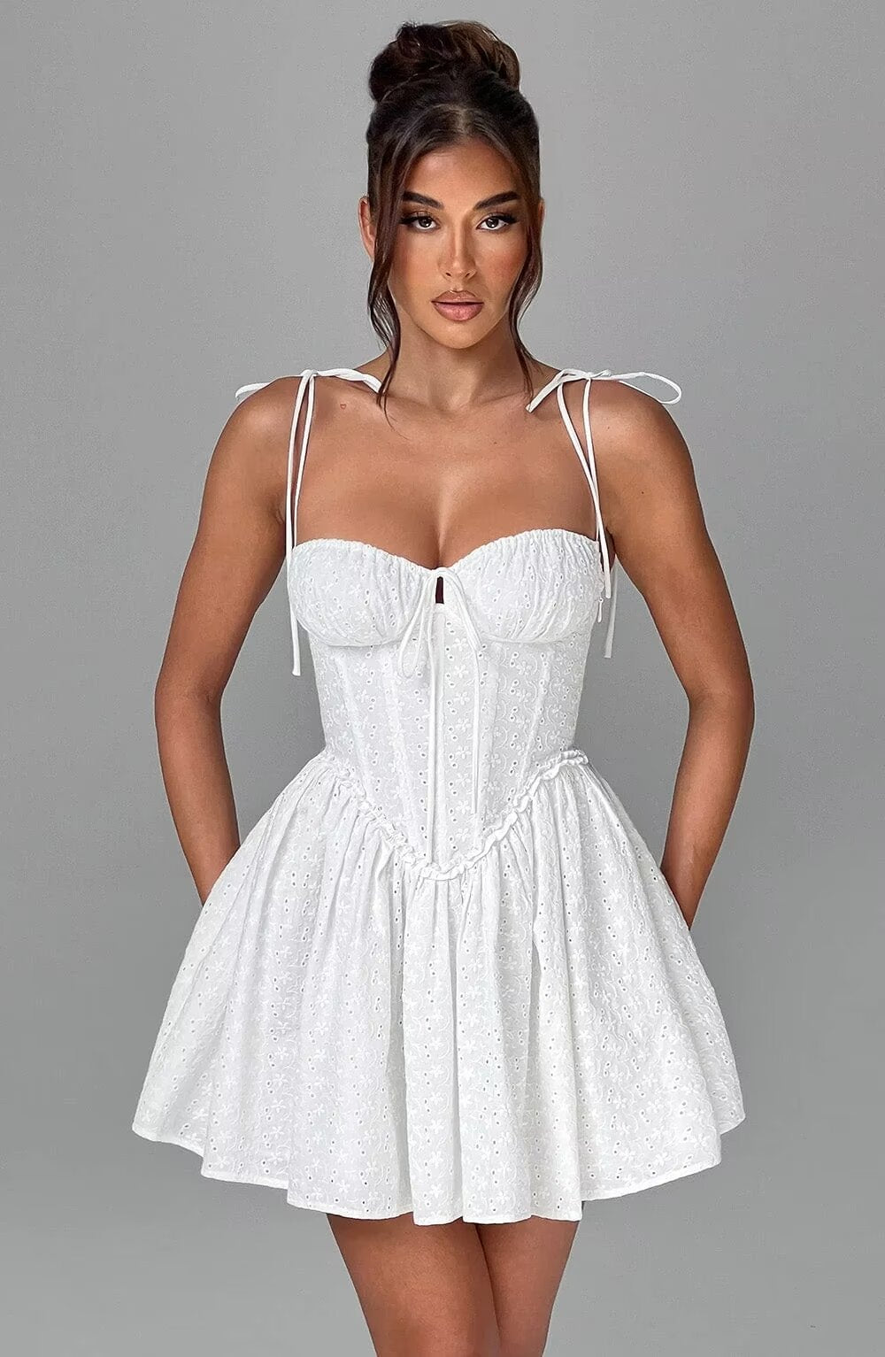 Damen verspieltes Sommerkleid mit Rüschendetails und zarten Trägern Echo Archiv