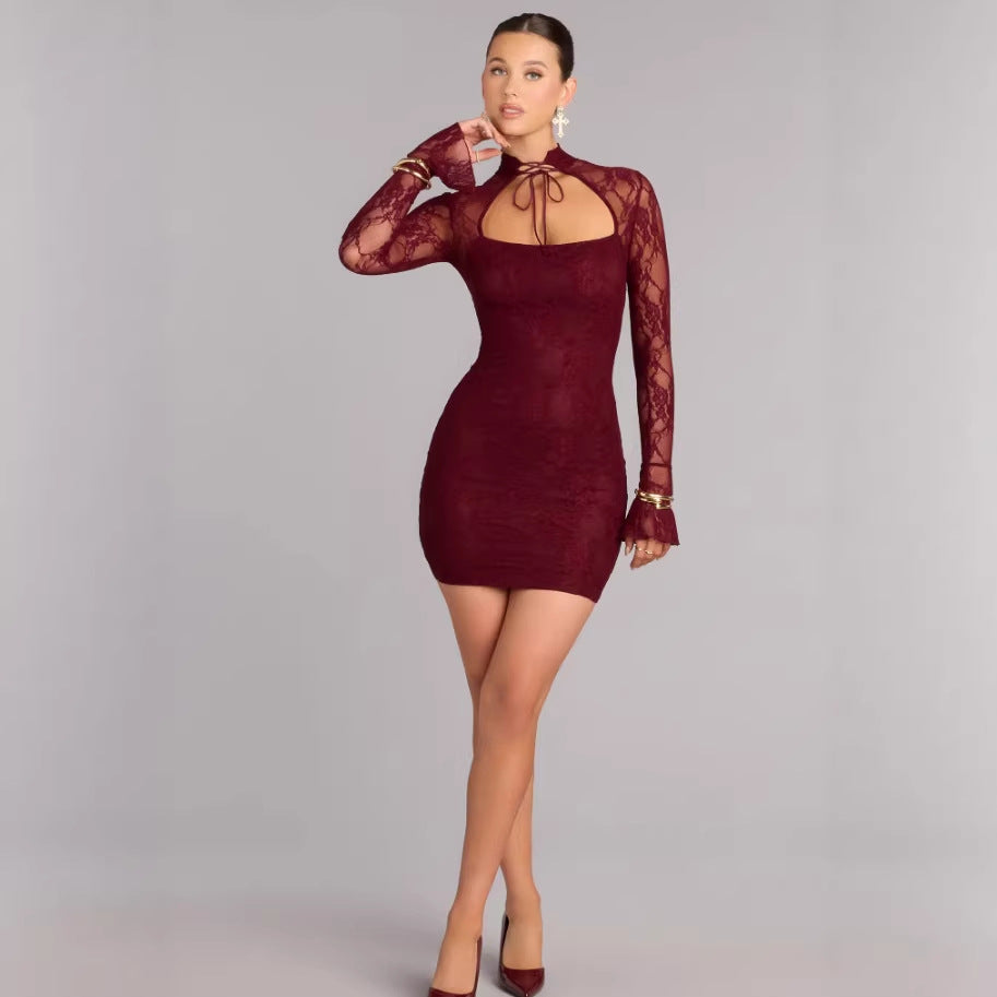 Damen Spitzenminikleid mit hohem Kragen und raffinierten Cut-Out-Details Echo Archiv