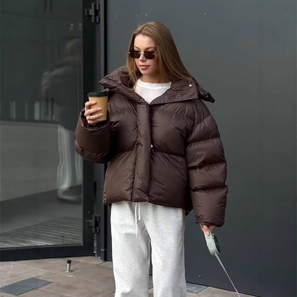 Damen Kurze Voluminöse Steppjacke mit hohem Schlauchkragen und Kapuze Echoarchiv