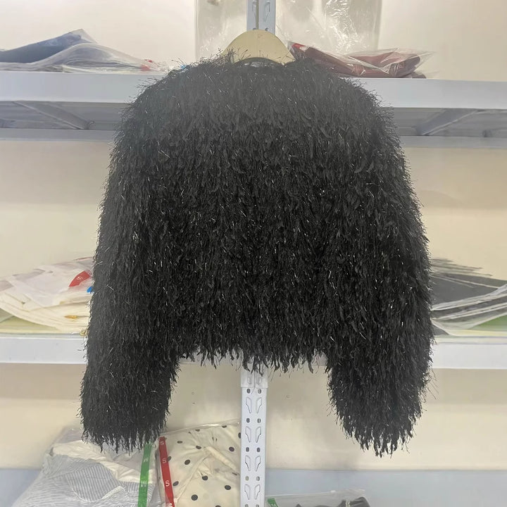 Damen kurze Kunstfelljacke mit shaggy Fransenstruktur, weicher Innenfutter und kastigem Cropped-Schnitt – Célinea