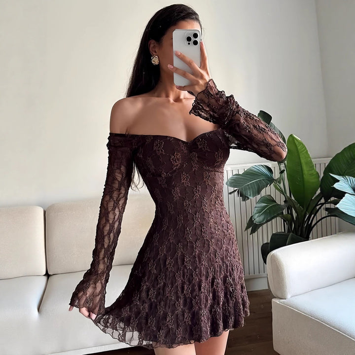 Damen Spitzenkleid mit langen Ärmeln und transparentem Detail Echo Archiv