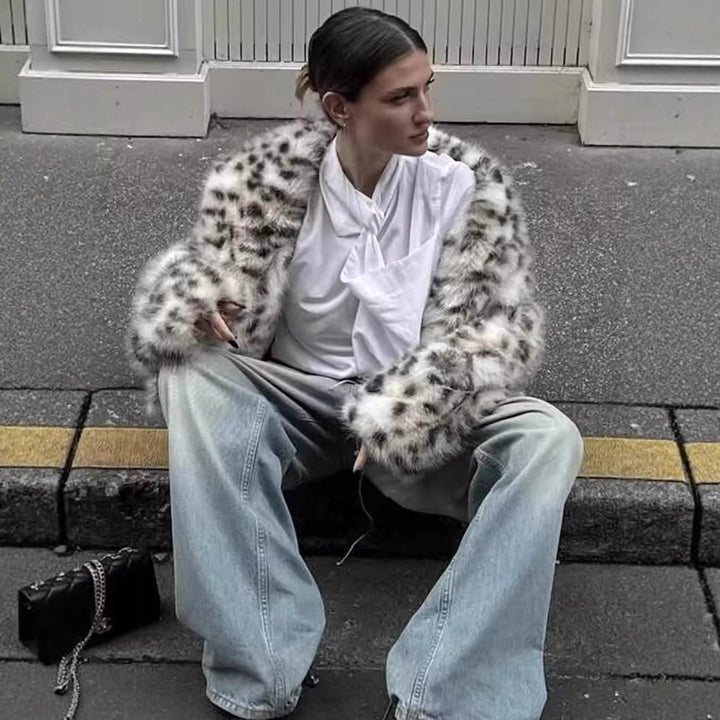 Damen Kurzjacke aus Kunstpelz im Dalmatiner‑Look mit kastiger Silhouette und weitem Schalkragen Echo Archiv