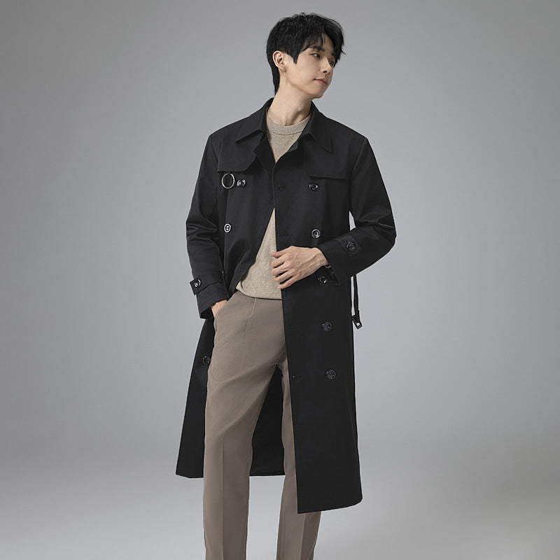Herren Moderner Tech-Trenchcoat mit Doppelreihiger Knopfleiste, Bindegürtel und dezenten Ringdetails Echoarchiv