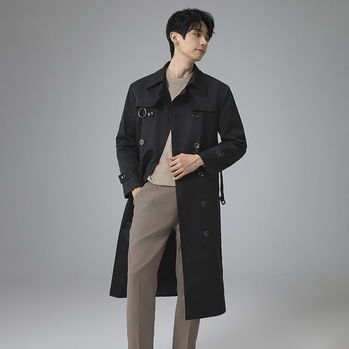 Herren Moderner Tech-Trenchcoat mit Doppelreihiger Knopfleiste, Bindegürtel und dezenten Ringdetails Echoarchiv