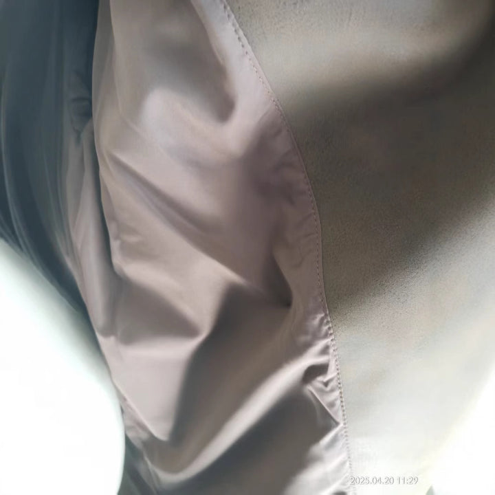 Damen extra langer Oversize Kunstledermantel mit verstellbarem Halsriemen, Druckknopffront, Pattentaschen und weiten Ärmeln – Montévia