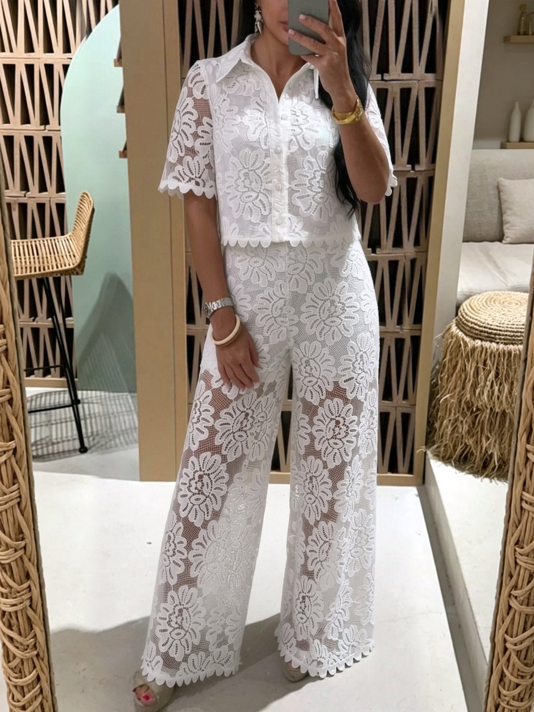 Damen nan elegante Spitzenkombination mit kurzärmeliger Hemdbluse, Muschelsaum und taillierter Palazzohose mit Bindegürtel Echo Archiv