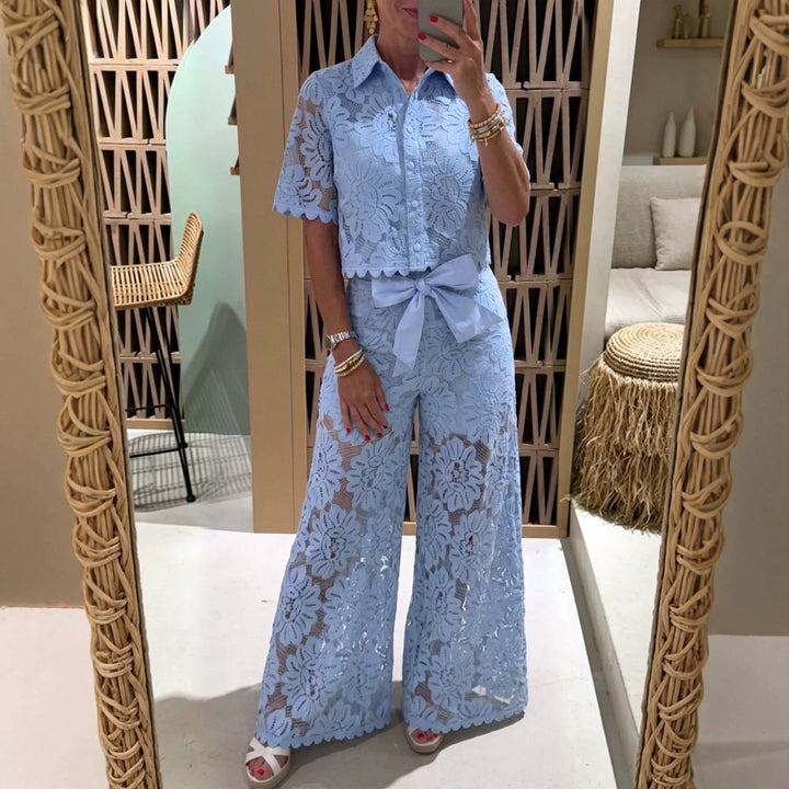 Damen nan elegante Spitzenkombination mit kurzärmeliger Hemdbluse, Muschelsaum und taillierter Palazzohose mit Bindegürtel Echo Archiv