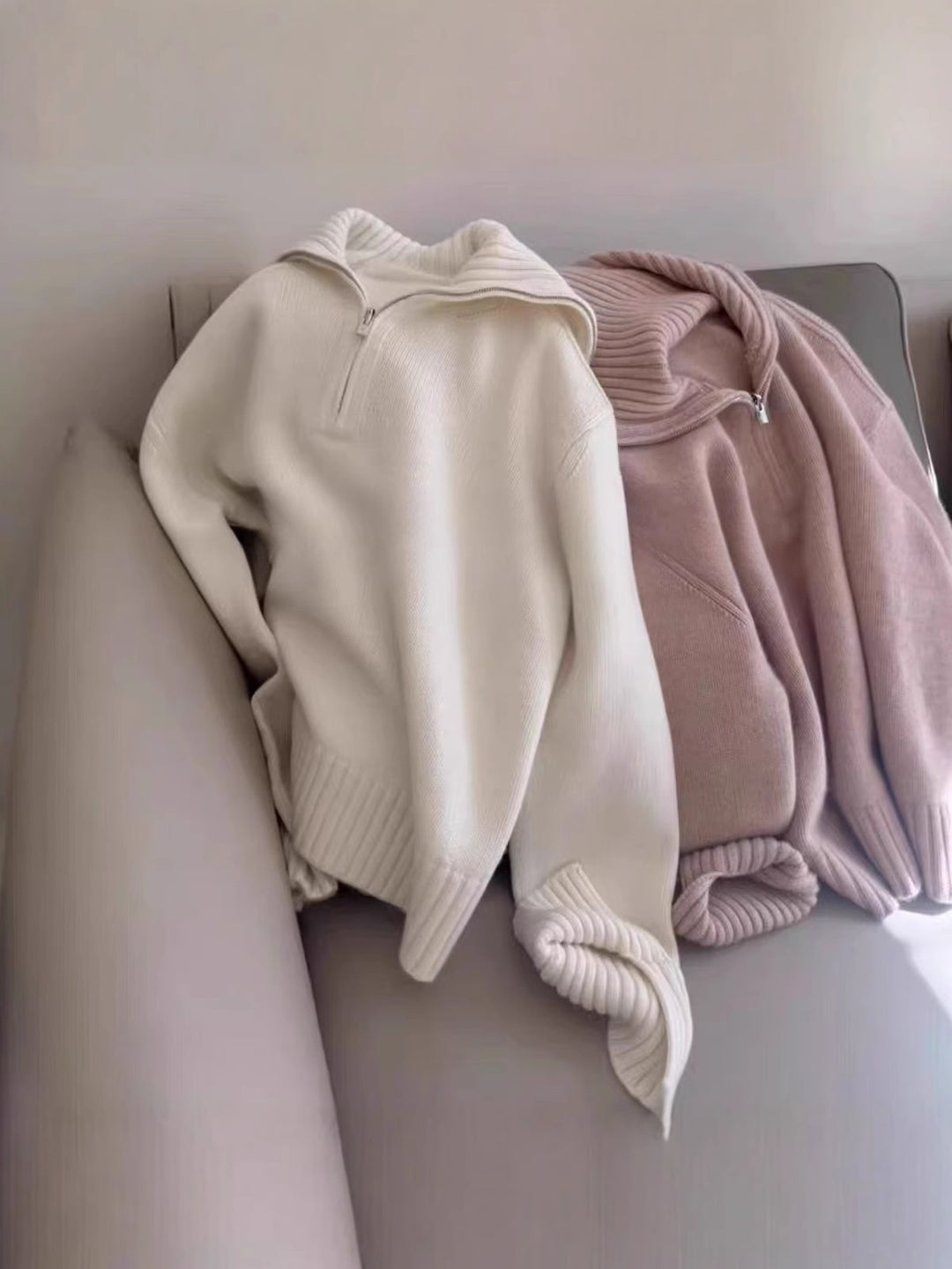 Damen Oversize Feinstrickpullover mit halbem Reißverschluss und weitem Rollkragen Echoarchiv