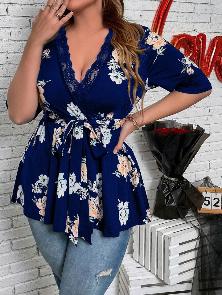 Damen Tailliertes Wickelshirt mit Spitzen‑V‑Ausschnitt und dreiviertel Ärmeln Echo Archiv