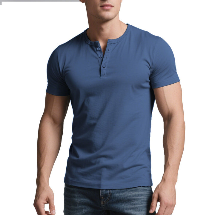 Herren nan kurzes Henley-Shirt mit dezenter Knopfleiste und figurbetontem Schnitt Echoarchiv