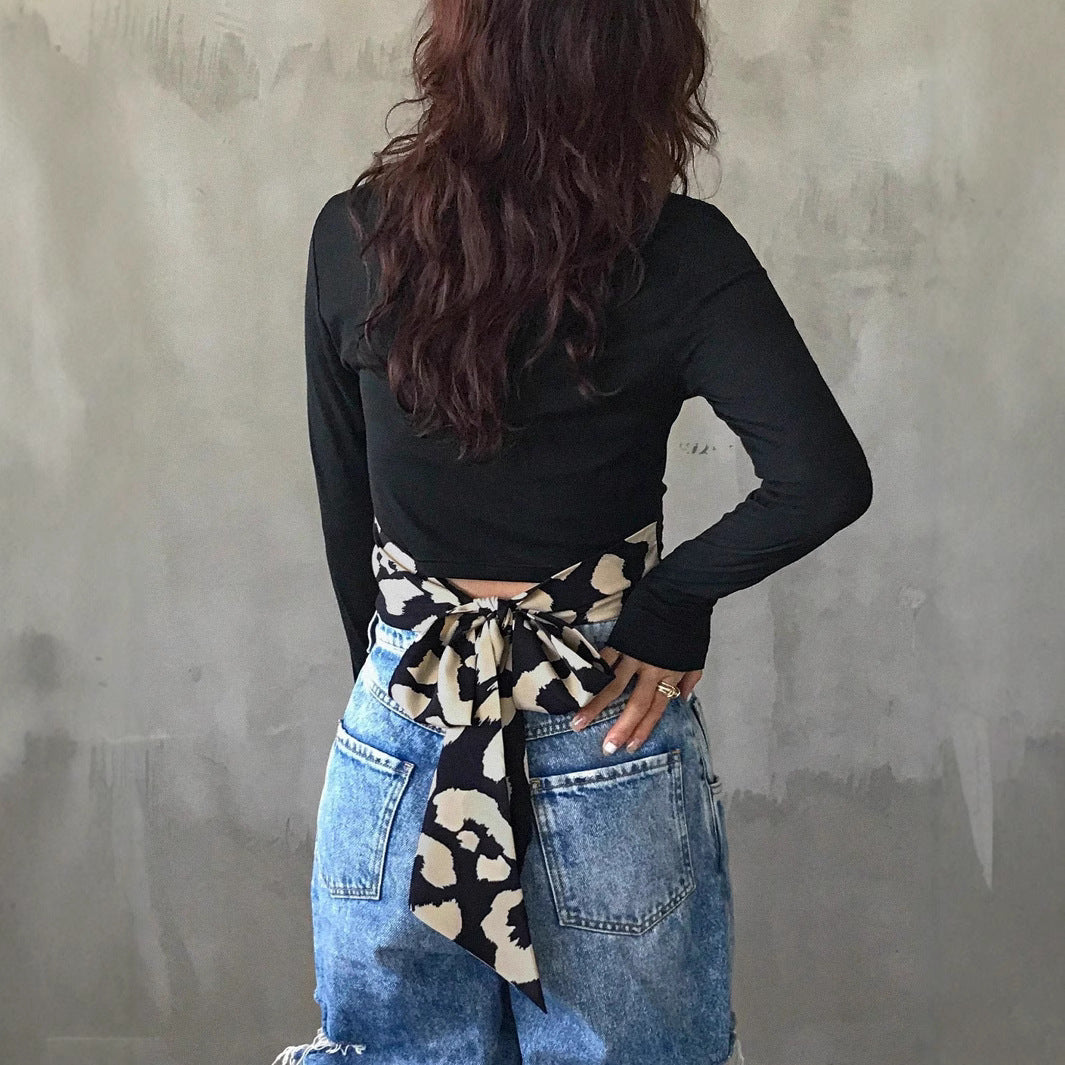 Damen Cropped Wickelshirt mit Rückenschleife und bedrucktem Bindegürtel – Avérine