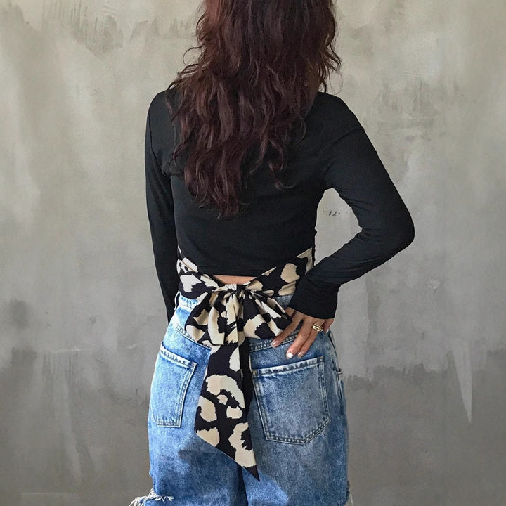 Damen Cropped Wickelshirt mit Rückenschleife und bedrucktem Bindegürtel – Avérine