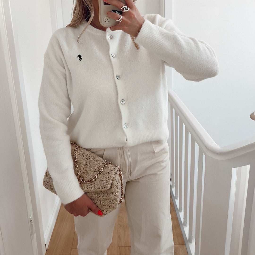 Damen kurze Feinstrick‑Strickjacke mit Perlmuttknöpfen, Rundhalsausschnitt und zierlichem Pferde‑Stick – Veloura