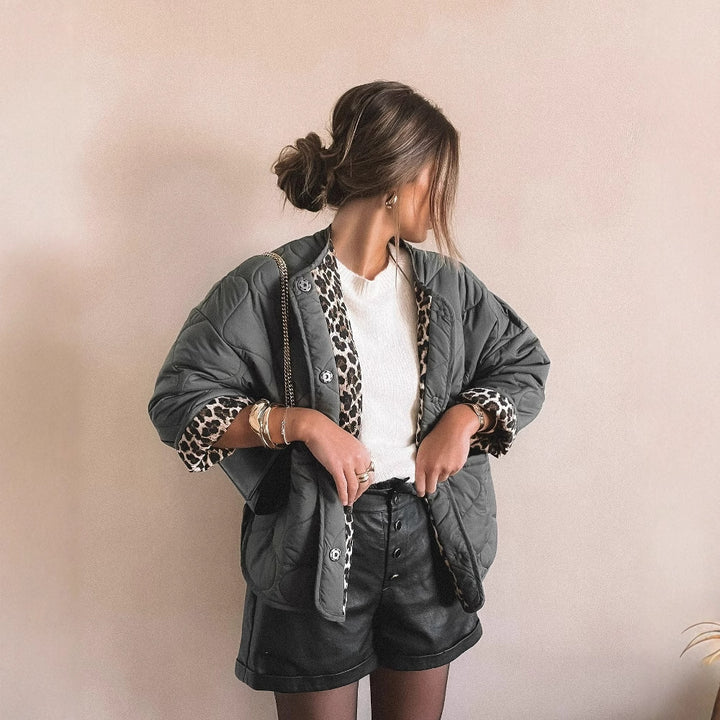 Damen 1700+ gestepptes Cropped‑Blousonjacke im Boxy‑Cut mit Rundhals, Knopfleiste und Pattentaschen Echo Archiv