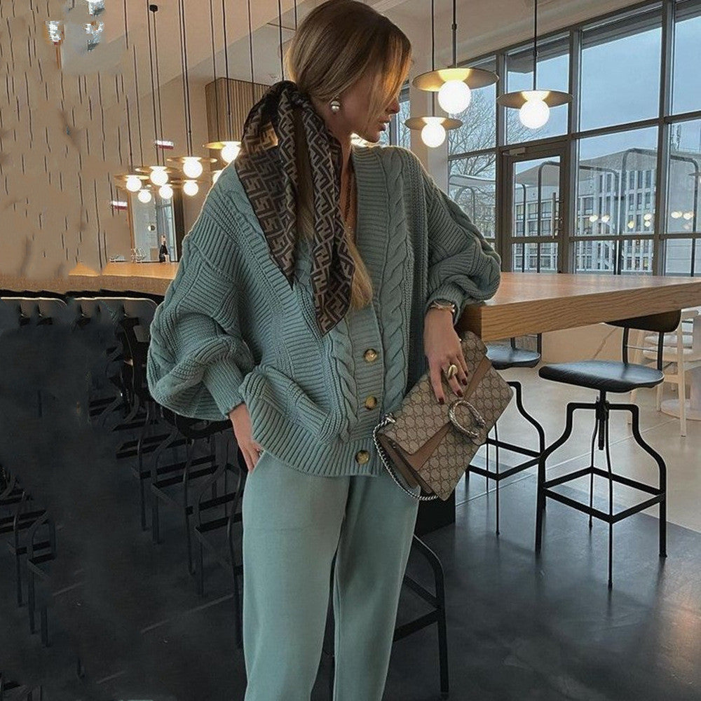 Damen nan kuscheliges Oversize Strickset bestehend aus Zopfmuster Cardigan und taillierter Strick-Jogginghose Echo Archiv