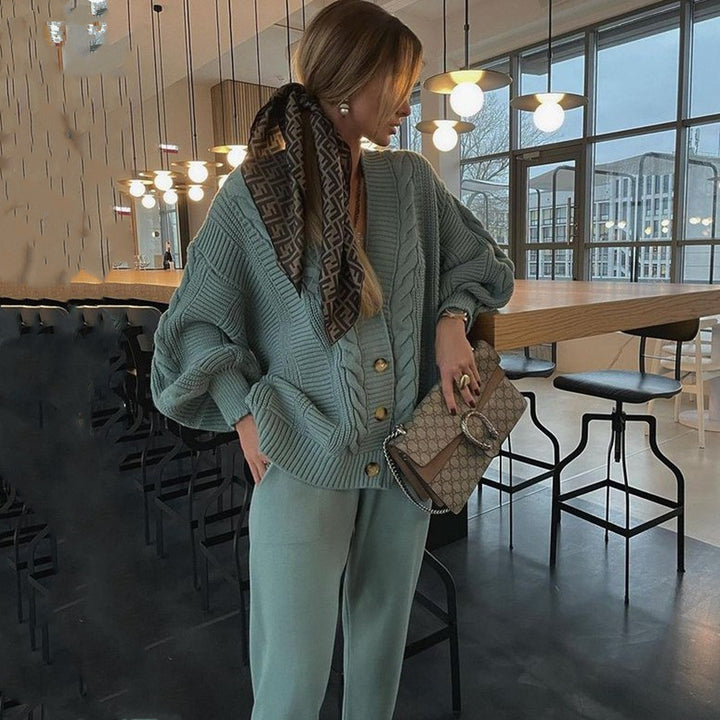 Damen nan kuscheliges Oversize Strickset bestehend aus Zopfmuster Cardigan und taillierter Strick-Jogginghose Echo Archiv