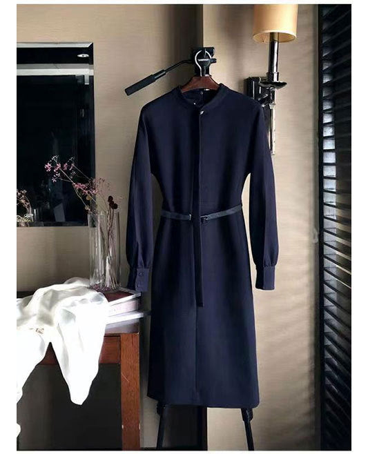 Damen Tailliertes Midikleid mit Stehkragen, verdeckter Knopfleiste und Bindegürtel Echo Archiv