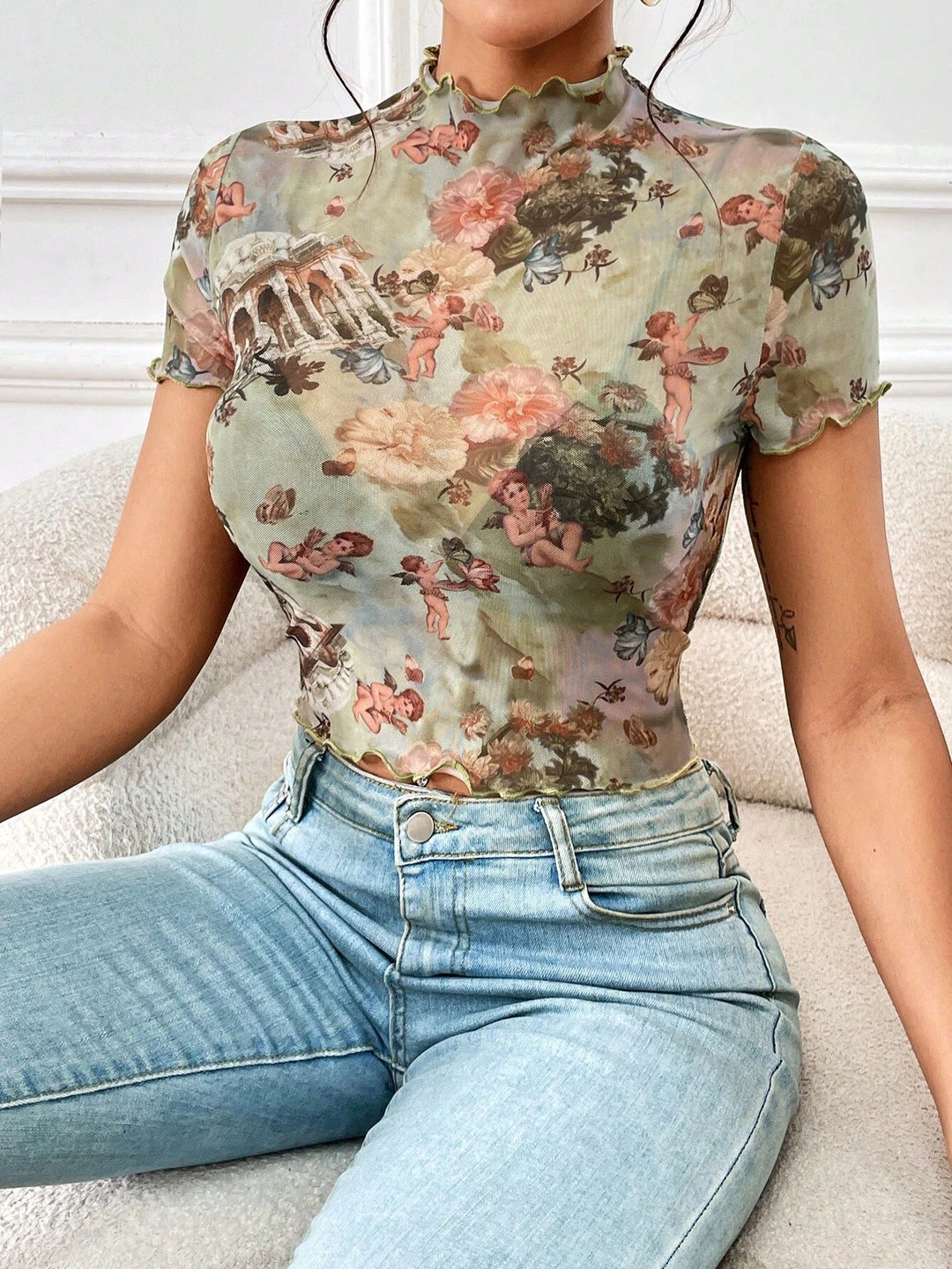 Damen nan figurnahes transparentes Mesh-Top mit barockem Engeldruck, Stehkragen und Kräuselsaum Echo Archiv