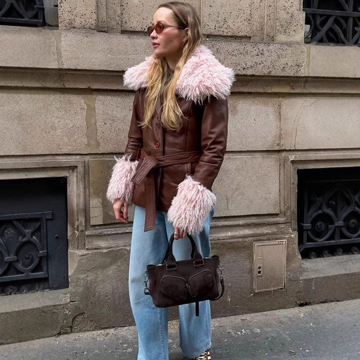 Damen Taillierte Lederimitatjacke mit Bindegürtel, opulentem abnehmbarem Faux-Fur-Schalkragen und Fellmanschetten Echoarchiv