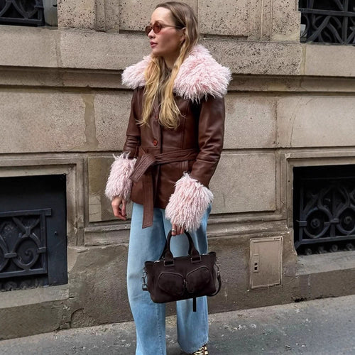 Damen Taillierte Lederimitatjacke mit Bindegürtel, opulentem abnehmbarem Faux-Fur-Schalkragen und Fellmanschetten Echoarchiv