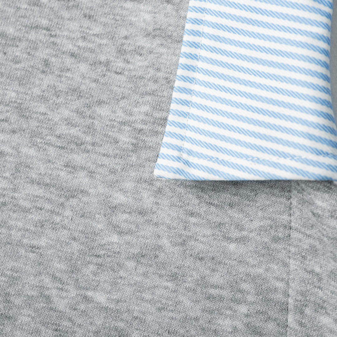 Unisex Oversize-Sweatshirt mit eingearbeitetem Hemdkragen und V-Ausschnitt-Detail Echoarchiv