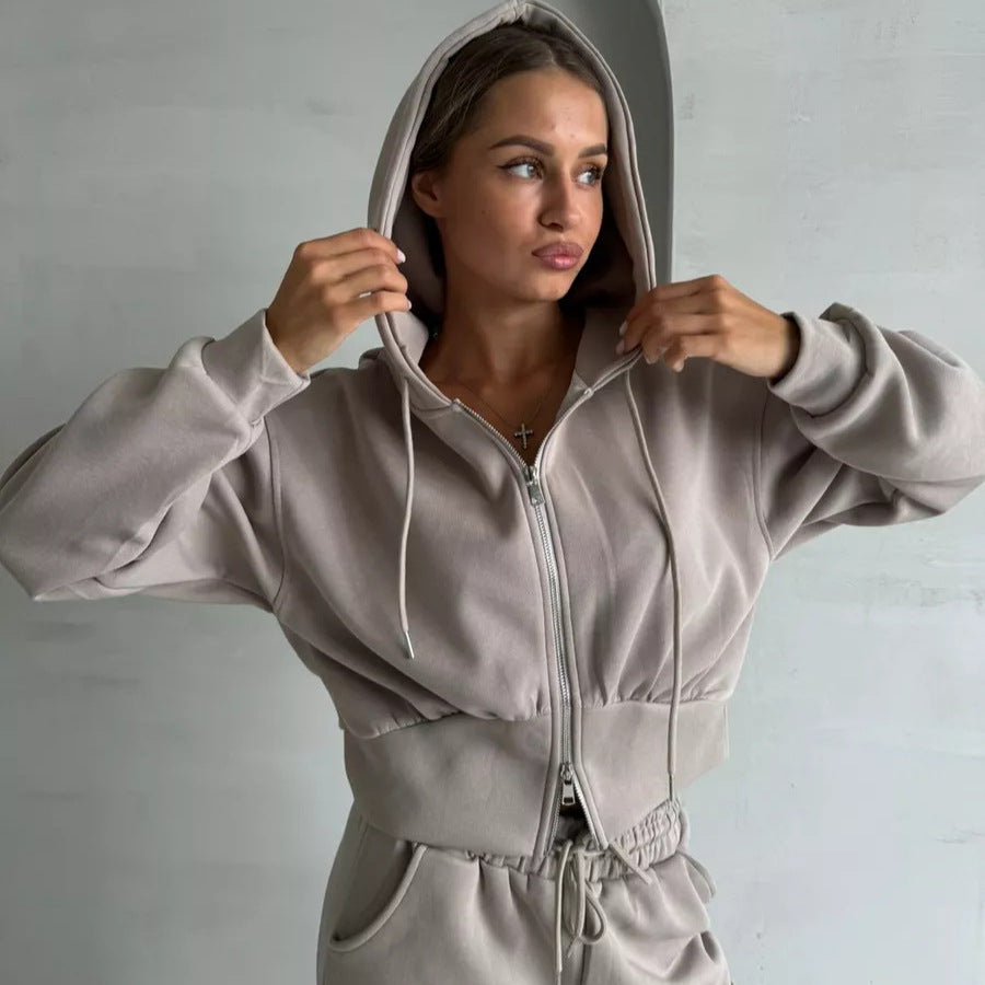 Damen gekürzte Zip-Kapuzenjacke mit formender Taillennaht und relaxed High-Waist Loungehose – Auréline