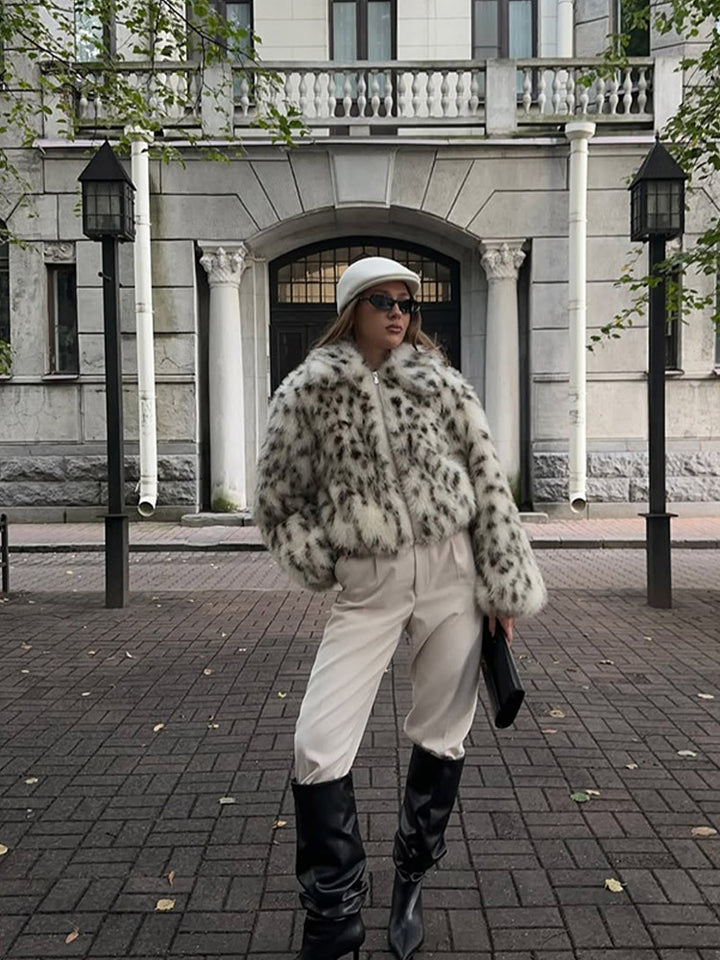 Damen Kurzjacke Bomber aus Kunstfell mit Dalmatiner‑Muster und Stehkragen Echoarchiv