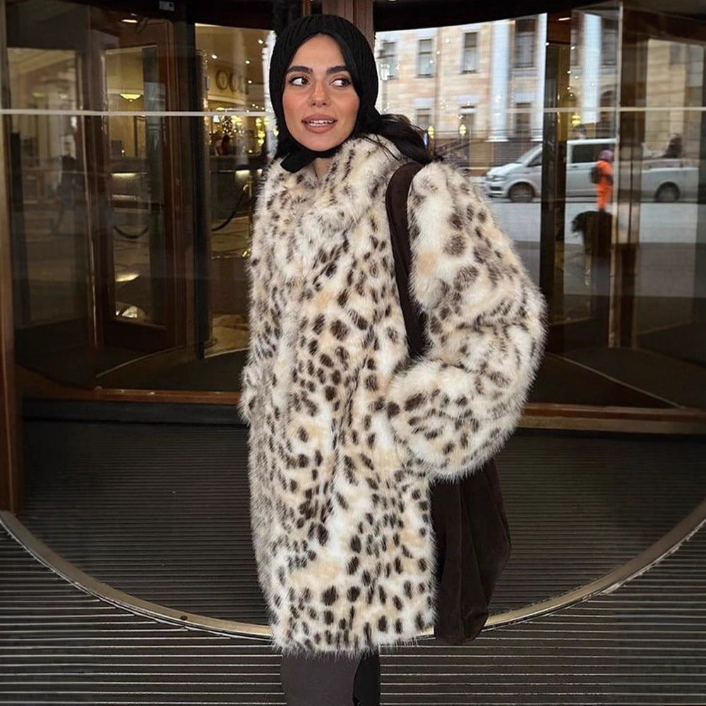 Damen Kurzmantel aus veganem High-Pile Kunstpelz mit Leopard-Print Echoarchiv