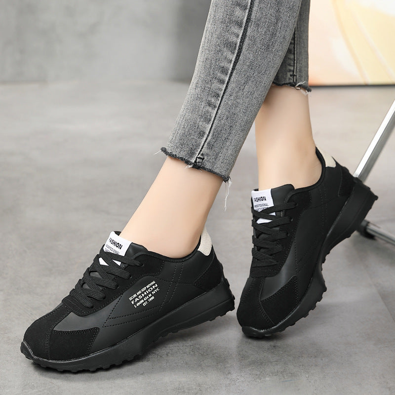 Damen nan leichte Retro-Laufsneaker aus Lederimitat und Velours mit gepolsterter Fersenstütze und rutschfester Profilsohle Echo Archiv