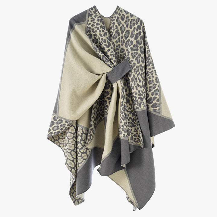 Damen Reversibles Feinstrick‑Cape mit tonalem Leo‑Jacquard und Gurtführung Echo Archiv