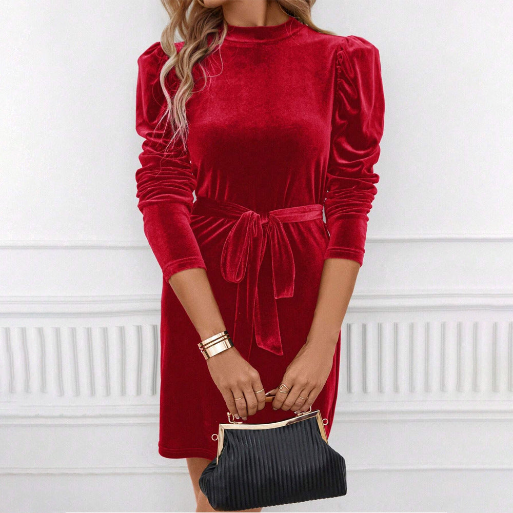 Damen samtiges tailliertes Minikleid mit Stehkragen gerafften Schultern langen Ärmeln und Bindegürtel – Élara