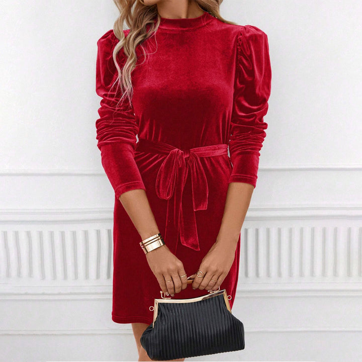 Damen samtiges tailliertes Minikleid mit Stehkragen gerafften Schultern langen Ärmeln und Bindegürtel – Élara