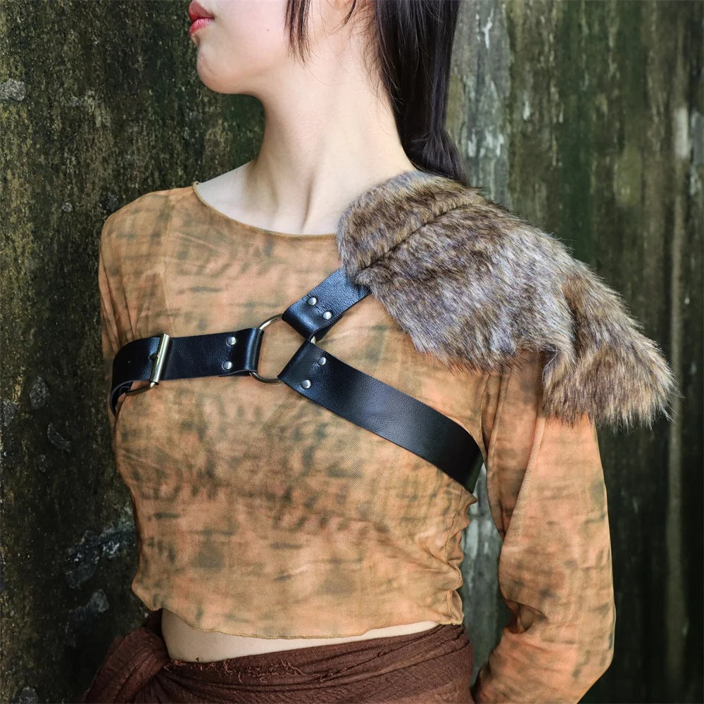 Herren asymmetrisches Schulterharness mit Kunstfell‑Schultercape und verstellbaren Lederriemen Echo Archiv