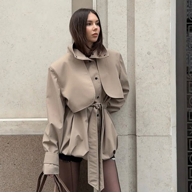 Damen Sculpturaler Boxy-Blouson mit hohem Stehkragen und gerafftem Volumenbund Echoarchiv