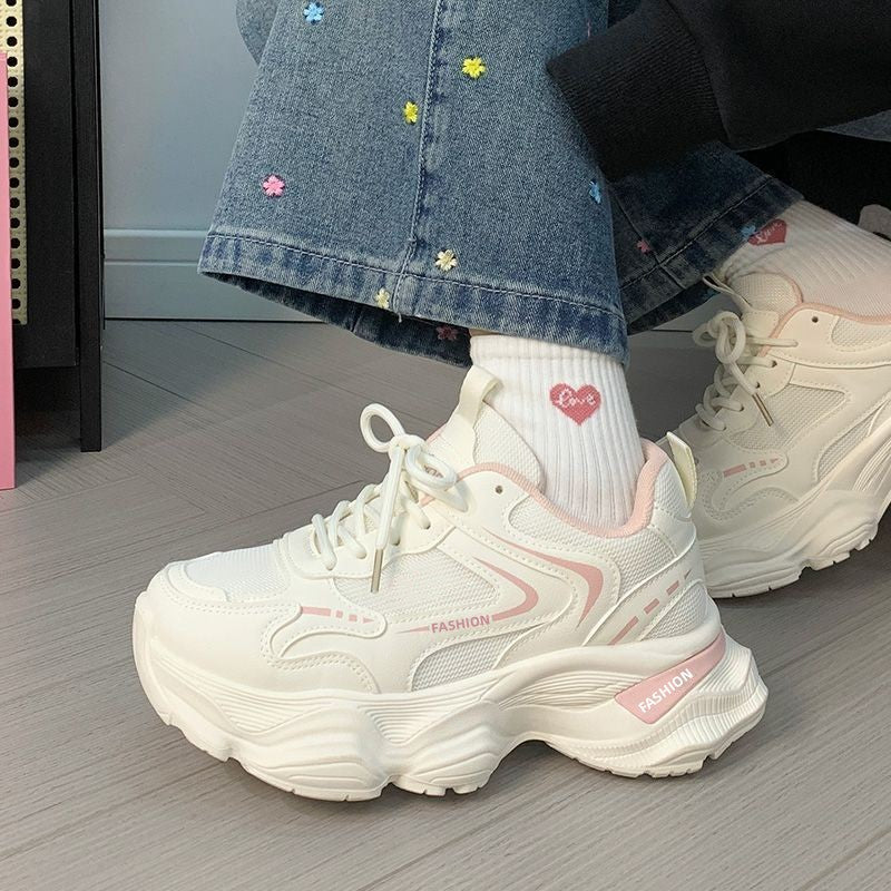 Damen Skulpturierte Wedgesneaker mit stufiger Plateausohle, atmungsaktivem Mesh und gepolstertem Komfortkragen – Névara