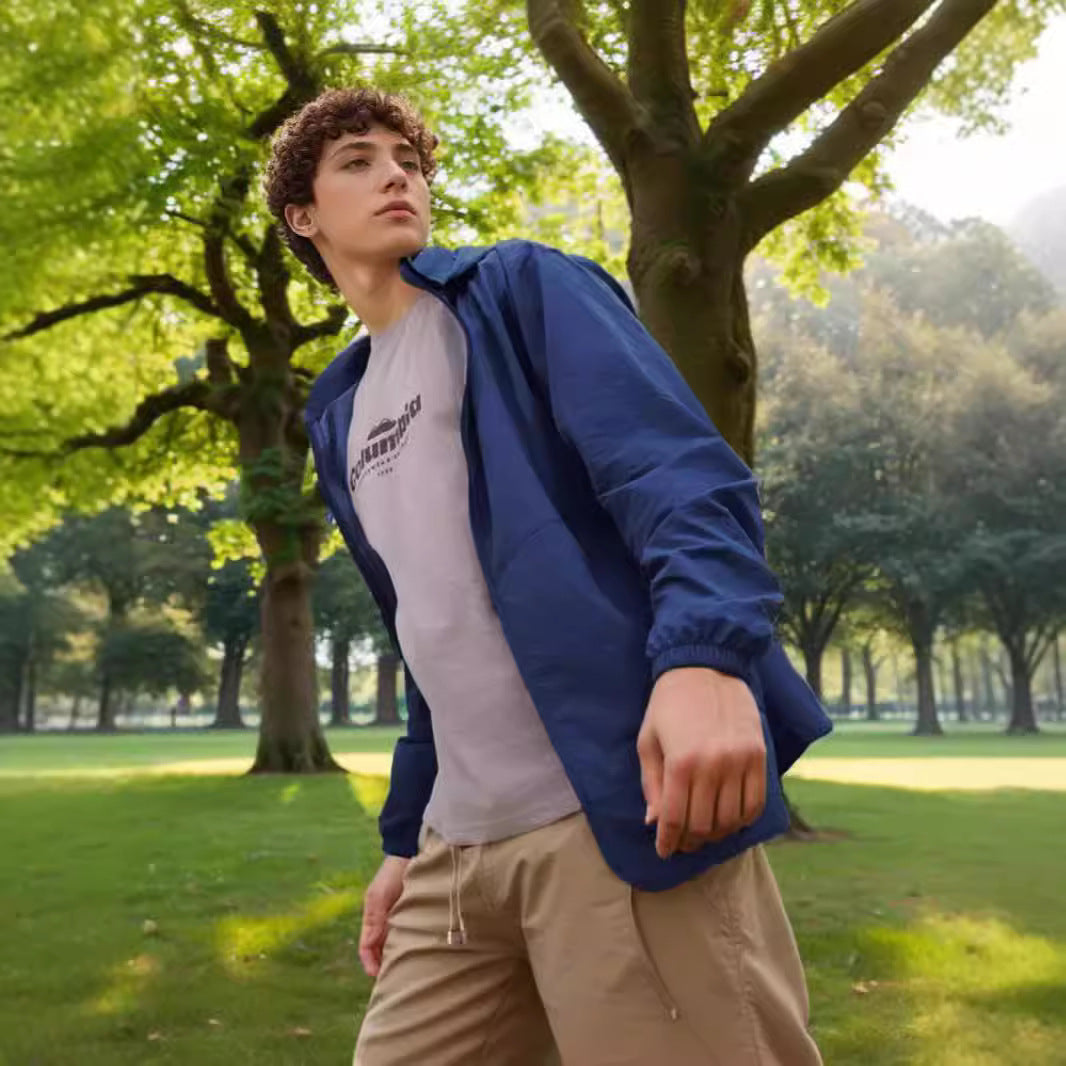 Herren funktionale Outdoor-Jacke mit verstellbarem Kapuzenkragen und atmungsaktiven Einsätzen Echoarchiv