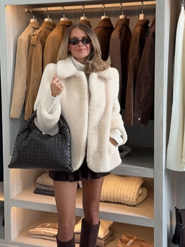 Damen Kurzjacke aus Teddy-Fauxfur mit Oversize-Kragen und Eingrifftaschen Echoarchiv