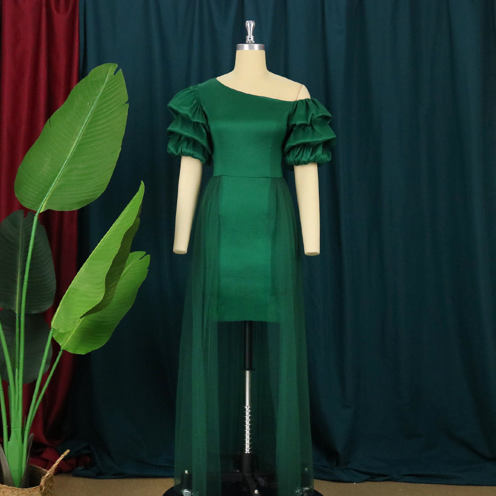Damen Elegantes Tüllkleid mit asymmetrischem Ausschnitt und voluminösen Puffärmeln Echo Archiv