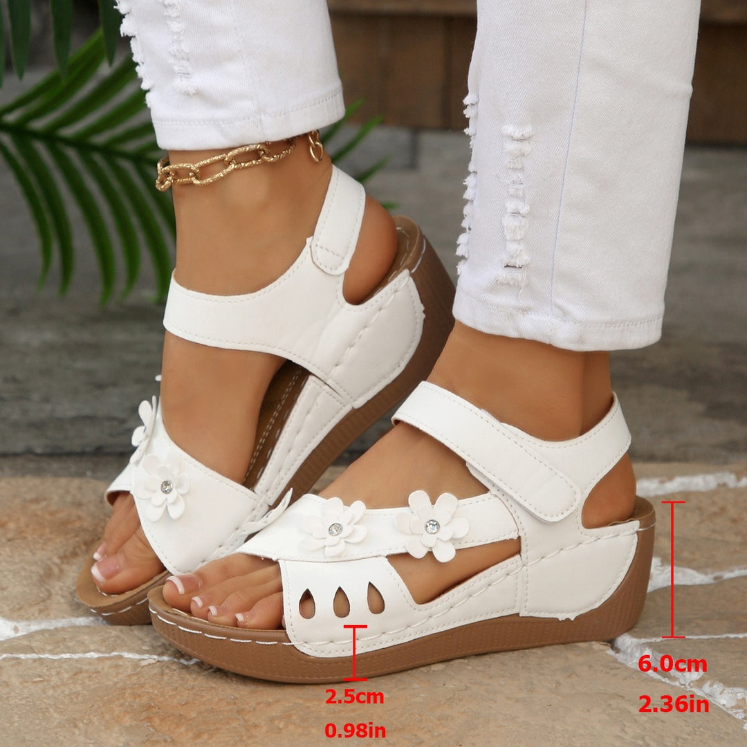 Damen Komfort-Wedgesandalen mit verstellbarem Klettverschluss und Blütenapplikation – Sorelia