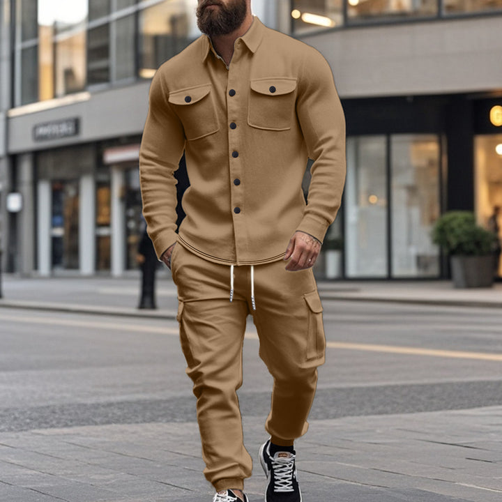 Herren modische Cargo-Hose und langärmliges Shirt Echoarchiv