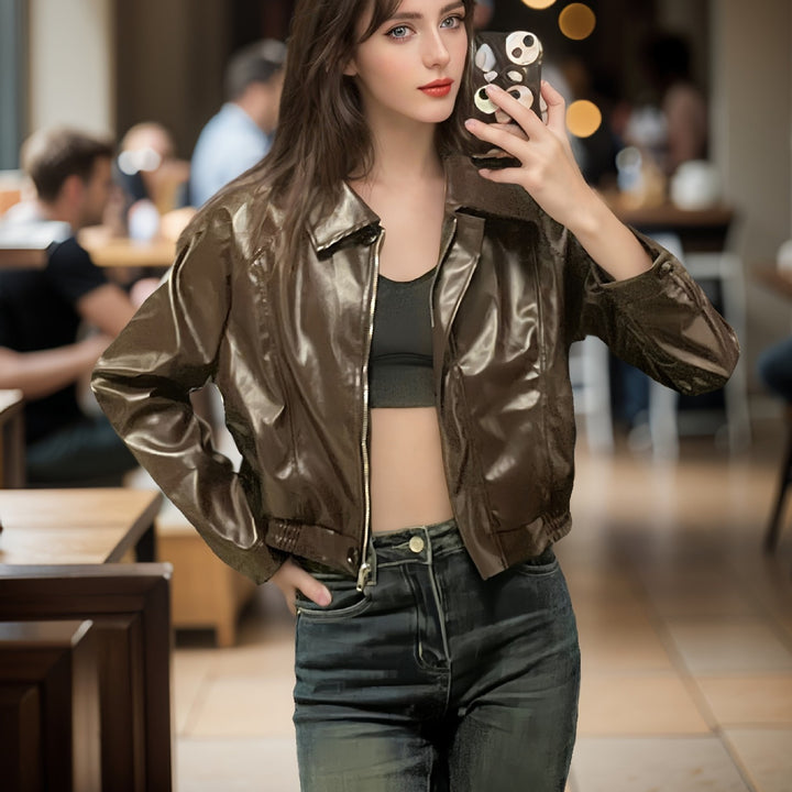 Damen Kurz geschnittene PU-Jacke im Blouson-Stil mit Hemdkragen und tailliertem Gummibund – Célinea