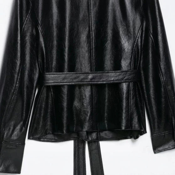 Damen Taillierte Wildlederjacke im Military‑Look mit Stehkragen, aufgesetzten Pattentaschen und verdeckter Knopfleiste Echo Archiv