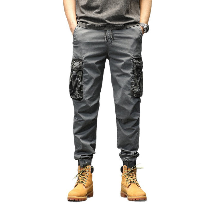 Herren Outdoor‑Cargohose im Joggerstil mit Camouflage‑Kontrast, ergonomischen Knieabnähern und elastischem Komfortbund Echo Archiv