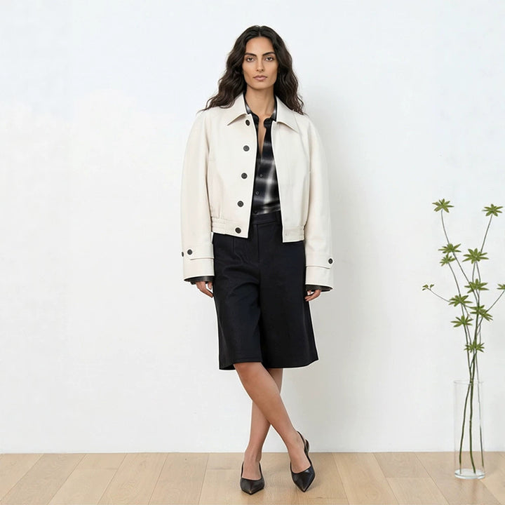 Damen Kurzer Boxy-Blouson mit elastischem Saum und markanten Knopfdetails Echoarchiv