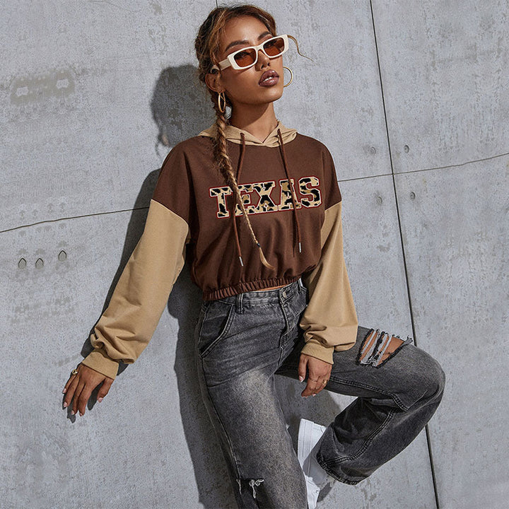 Damen Kurzgeschnittener Kapuzenpullover mit Teddy‑Print, Colorblock‑Ärmeln und elastischem Saum Echoarchiv
