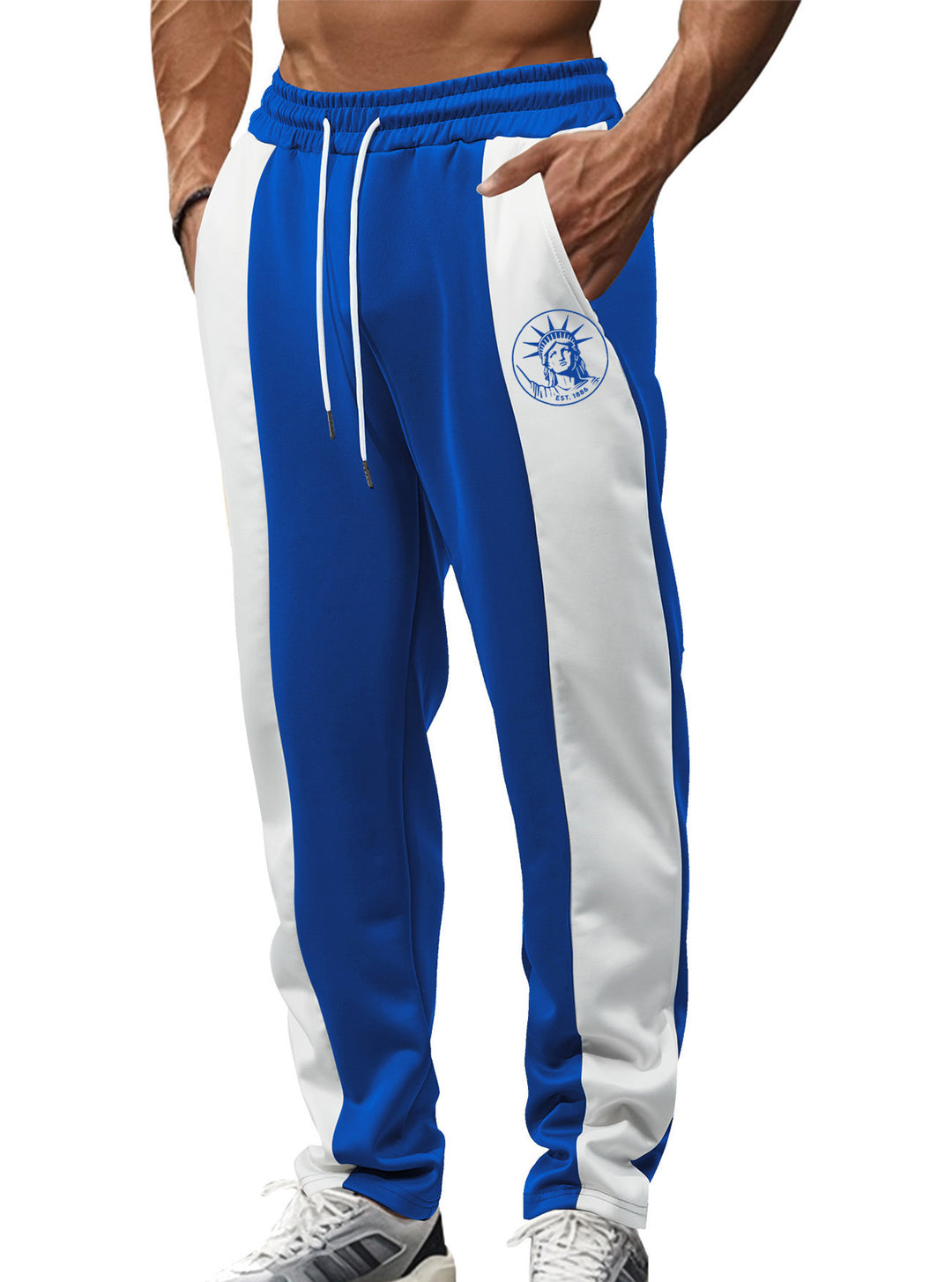 Herren nan sportive Trackpants mit seitlichen Kontrastbahnen elastischem Bund Kordelzug und Hirschstickerei Echo Archiv