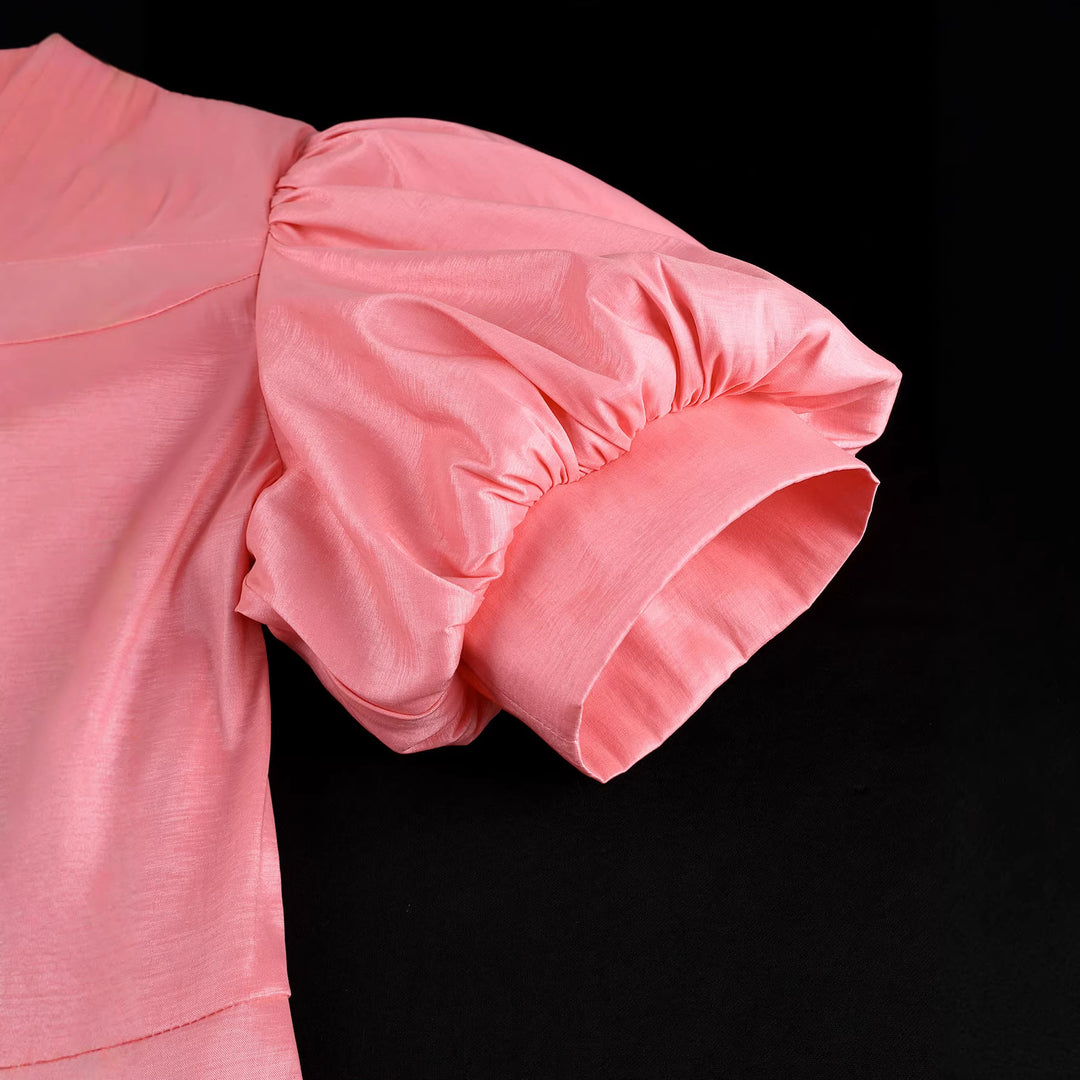 Damen Elegantes Kleid mit voluminösen Puffärmeln und floralem Akzent Echo Archiv